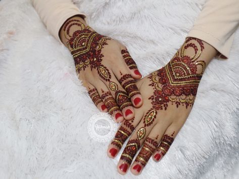 Maroon henna by @hikmahapril_ Henna Merah Pengantin, Henna Wedding Maroon, Henna Simpel, Hena Pengantin, Henna Nikah, Inspo Henna, Henna Maroon, Henna Easy, Inai Pengantin