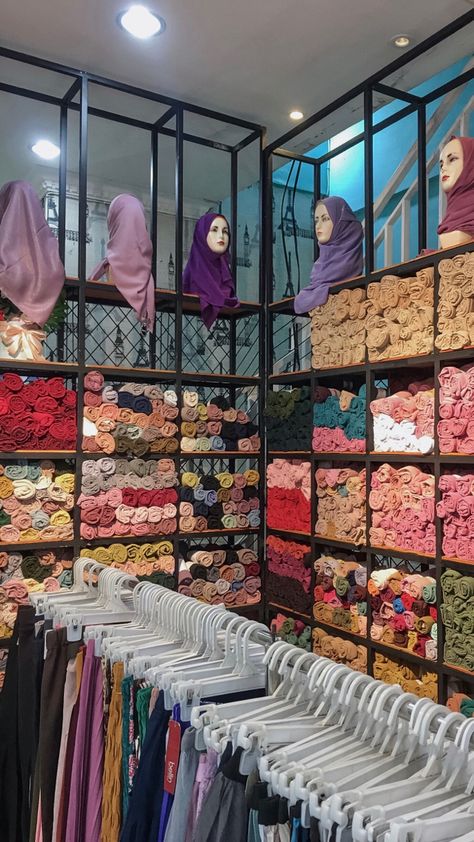 Hijab Shop Interior Design, Hijab Shopping, Abaya Store, Hijab Shop, Fashion Bazaar, Fabric Store Design, Islamic Store, Retail Store Interior Design, Clothing Store Interior