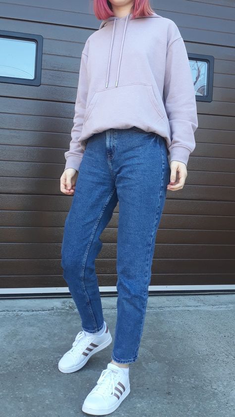 Purple Hoodie Outfit Women, Dark Mom Jeans Outfit, Purple Hoodie Outfit, Hoodie And Jeans Outfit, Dark Wash Jeans Outfit, Blue Sweatshirt Outfit, Dark Washed Jeans Outfit, Crewneck Outfits, Dark Wash Mom Jeans