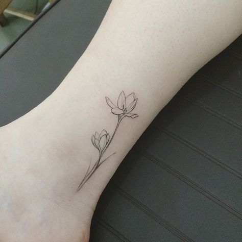 Ankle tattoo Wildflowers Tattoo, Gladiolus Tattoo, Simple Flower Tattoo, Daffodil Tattoo, Tulip Tattoo, Ankle Tattoo Designs, Beautiful Flower Tattoos, Flower Tattoo Sleeve, Lily Tattoo