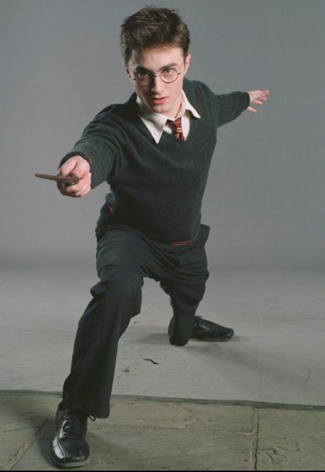 Daniel Radcliffe Photoshoot, Harry Potter Curses, Harry Potter Funny Pictures, Daniel Radcliffe Harry Potter, Funny Poses, Images Harry Potter, Rupert Grint, Bonnie Wright, Harry Potter Actors