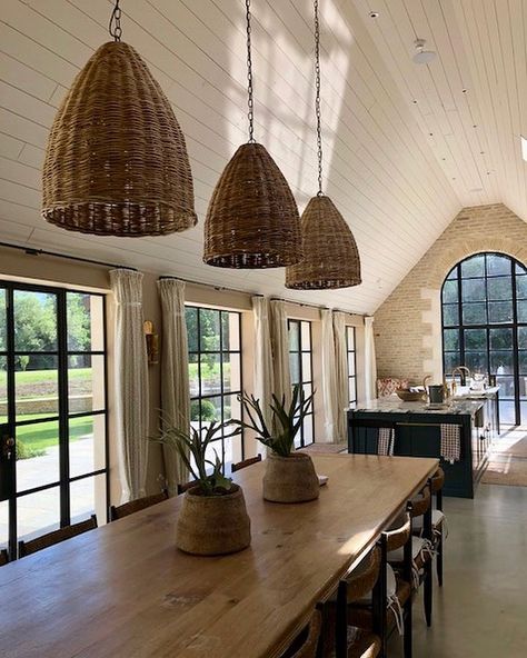 Susie Atkinson, European Country Kitchen, Inspiring Homes, Insta Account, Bespoke Kitchen Design, Country Kitchen Designs, European Kitchens, Rustic Kitchen Design, Classic Interior Design