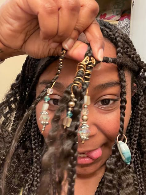 Box Braids With Hair Jewelry Gold Rings, Braid Assessories Hair, Hair Jewels For Braids, Gold Braid Jewelry, Hair Jewelry For Locs Black Women, Hair Jewelry Locs, Crystal Hair Charms, Hair Jewelry For Braids Black, Crystal Hair Accessories Diy