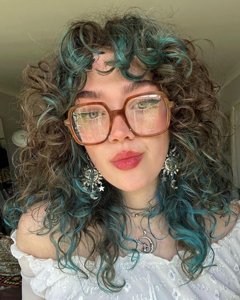 ✨✨🌛🌞🌜✨✨ Curly Hair Frosted Tips, Red Highlights In Light Brown Hair Curly, Brown With Color Hair, Curly Hair With Dyed Bangs, Curly Hair Color Underneath, Colorful Curly Hair Ideas, Shorter Haircuts For Curly Hair, Hair Dye Ideas For Brunettes Curly, Blonde Hair With Ginger Streaks