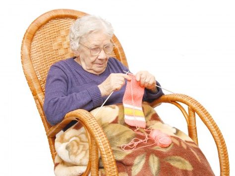 grandma knitting Grandma Knitting, Love Your Parents, Knitted Cat, Inspirational Videos, Summer 2014, Rocking Chair, Fiber Art, Disease, Car Seats