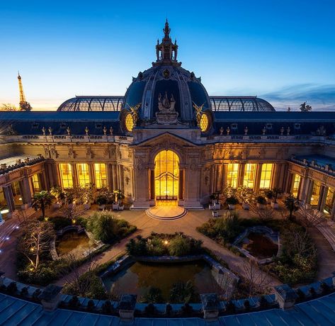 Paris Secret’s Instagram profile post: “Petit Palais ou Grand Palais, alors ? 😜⁣ ⁣ @ag_photographe⁣ ⁣ #_loves_paris #igersparis #igparis #pariscartepostale #superfrance…” Monaco Palace, Petit Palais Paris, Grand Palais Paris, I Love Paris, Paris At Night, January 4, French Chateau, Grand Palais, Night Photography