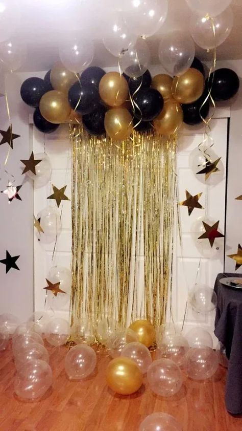 New Years Backdrop, Birthday Celebration At Home, Simple Birthday Decoration, Party Backdrop Ideas, Birthday Decoration Ideas, Vintage Party Decorations, Champagne Balloons, New Year Backdrop, Birthday Decorations At Home