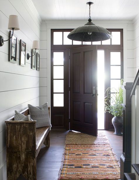 Rustic Farmhouse Entryway, Farmhouse Foyer, Modern Farmhouse Entryway, Farmhouse Mudroom, Modern Farmhouse Interior Design, Interior Design Minimalist, Farmhouse Entryway, Farmhouse Interior Design, Modern Farmhouse Home Decor