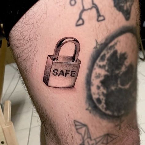 Lock Tattoo For Men, Padlock Tattoo, Lock Key Tattoos, Lock Tattoo, Matching Tats, Flash Sheets, Key Tattoos, New Tattoo Designs, Old School Tattoo Designs