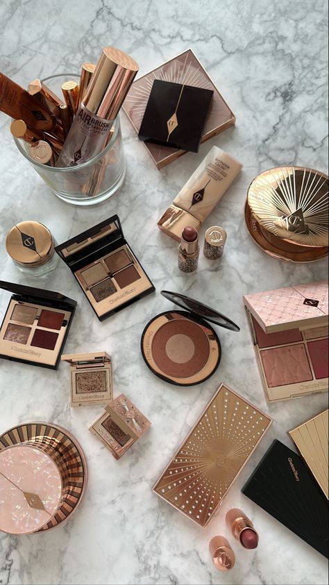 Sephora Aesthetic, Stile Blair Waldorf, Charlotte Tilbury Makeup, Makeup Bag Essentials, Smink Inspiration, Fancy Makeup, Makeup Obsession, Luxury Makeup, Makeup Items