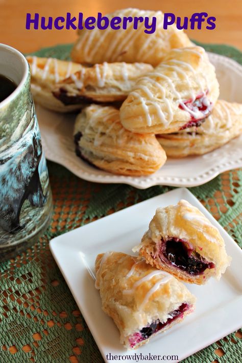 Do you want to create culinary magic? Fill homemade puff pastry rounds with wild huckleberries and prepare to be wowed. These flaky little four-bite pastries will melt in your mouth, and I’m … Huckleberry Dessert Recipes, Huckleberry Desserts, Huckleberry Recipes, Filled Pastries, Gf Treats, Berry Desserts, Huckleberry Pie, Puff Pastry Filling, Puff Pastries