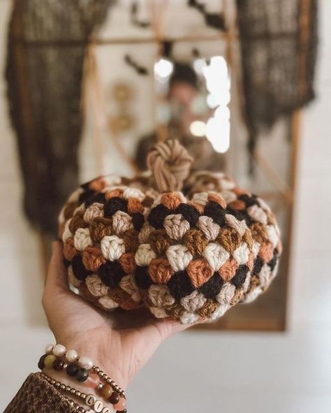 Somerr || Stitch Sister Co. on Instagram: "The Granny Pumpkin ✨🍂🎃 Isn’t this one made by @liamandmeco just the dreamiest. So STUNNING.  Pattern in my shop @stitchsisterco   This was the first design of my therapeutic granny spiral last fall - when I was immensely comforted & inspired by granny clusters though my husband’s hospital stay. I’m exited to feel the fall nesting urge settling in because I know it will put more comfort makes on my hook. There have been so many calling me.  FALL CALL📞✨🍂  - p e r s o n a l - Granny pumpkins (obvi) Mayzie Star Throw by @littlemayknots  Scrappi Cardi by @prettyinpate  Northern Nights Blanket @bobblesandblooms   - d e s i g n s -  A flipping awesome collab Dolly outfit bundles Rory Mini Roz XL Granny Mushroom  Sassmafrass (working title & I’m am so Crochet Pour Halloween, Autumn Crochet, Spooky Things, Fall Crochet Patterns, Crochet Fall, Crochet Pumpkin, Crochet Diy, Halloween Crochet, Pumpkin Pattern