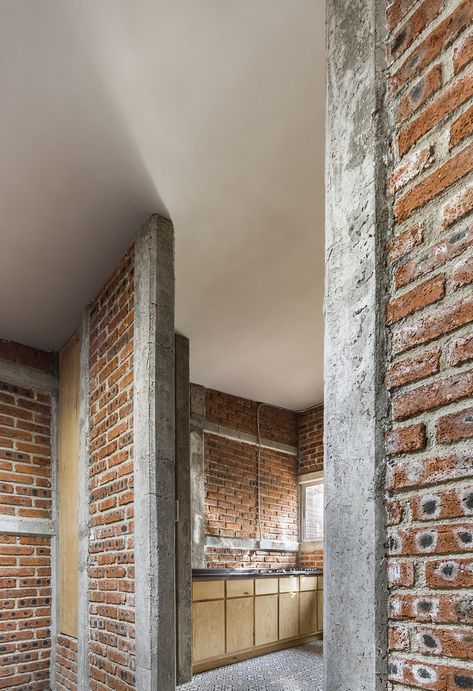 MM on brick grout/3.00 columns, white ceilings, hor./vert. beams, breeze unit block/brick 10.71 Exposed Architecture, Warehouse Office Design, Construction Details Architecture, Warehouse Office, Brick Backdrops, Concrete Column, Vernacular Architecture, Construction Details, Brick Facade