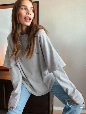 Oversize Long Sleeve Tshirt Outfit, Long Sleeve Oversized Shirt Outfits, Oversized Long Sleeve Shirt Outfits, Oversized Long Sleeve Tshirt, Long Sleeve Tshirt Outfit, Big Tshirt Outfit, Big T Shirt Outfits, Hana Cross, Long Sleeve Outfit Women