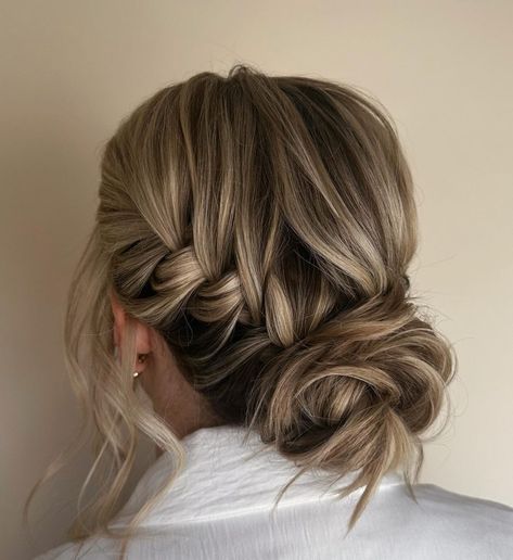 24 Stunning Short Hair Updo Ideas for Every Occasion – From Casual to Elegant! Easy Updo For Work, Formal Braids, Updo For Work, Hair Updo Ideas, Hair Ups, Work Updo, Updo Ideas, Braided Half Updo, Curled Updo