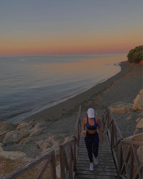 Summer poses jogging sport sets Beach Hike Aesthetic, Sunrise Walk Aesthetic, Run On The Beach, Jogging Aesthetic Photography, Beach Run Aesthetic, Vision Board Hobbies, Run On Beach, Sun Rise Aesthetic, Morning Walks Aesthetic