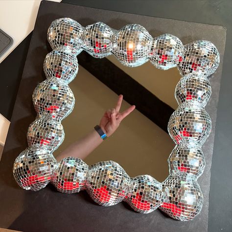 🪩 DISCO MIRROR 2.0 🪩 #discoball #disco #mirror #diy #craftproject #glass #papermache #homedecor Cool Diy Mirrors, Discoball Mirror Diy, Diy Disco Ball Mirror, Disco Ball Room Decor, Diy Room Decor Aesthetic, Disco Diy, Diy Aesthetic Room Decor, Decorating Mirror, Anthropologie Diy