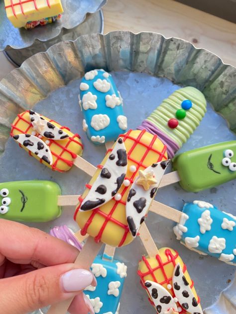 Toy Story Cakecicles, Toy Story Cake Pops Cakepops, Toy Story 5 Birthday Party Ideas, Toy Story Marshmallow Pops, Toy Story Themed Treats, Toy Story Themed Desserts, Toy Story Sweets, Toy Story Charcuterie Board, Toy Story Cakepops