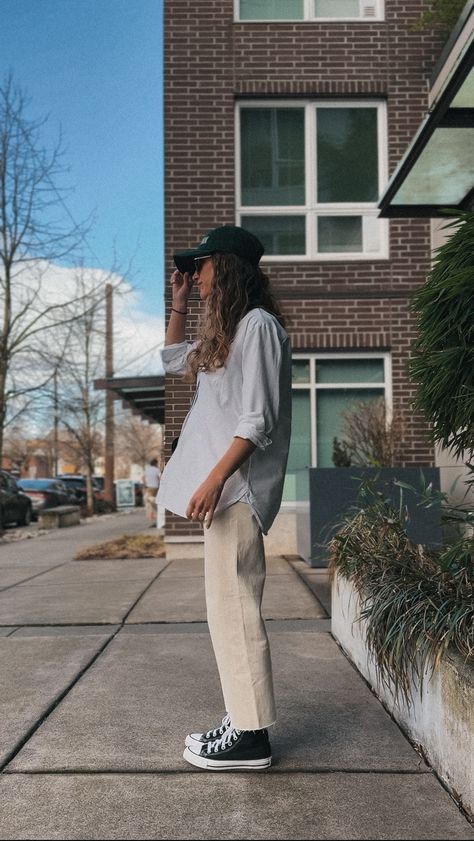 Sweden Street Style, Summer Minimalist Outfit, Minimalist Summer Wardrobe, Ecru Jeans, White Converse Outfits, Baseball Cap Outfit, Converse Outfits, Casual Chic Spring, Womens Winter Fashion Outfits