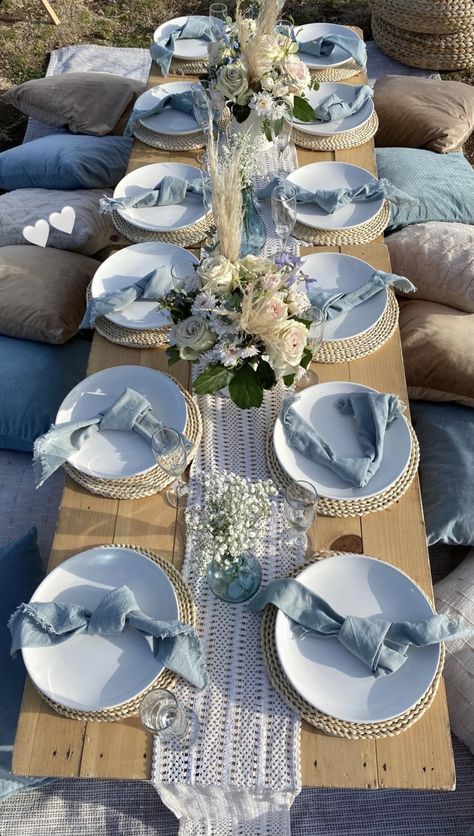 Coastal Picnic Aesthetic, Beach Brunch Decorations, Pale Blue Birthday Party, Coastal Theme Birthday Party, Coastal Grandma Theme Party, Beach Bridal Shower Ideas Decorations, Hamptons Table Setting, Coastal Grandma Table Setting, Coastal Chic Bridal Shower Ideas