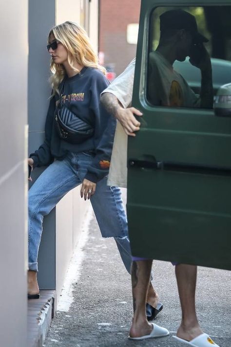 Bum Bag Outfit, Mules Outfit, Louis Vuitton New, Hailey Baldwin Style, Harley Davidson Clothing, Harley Davidson Logo, Rock Outfits, Hailey Baldwin, Celebrity Street Style