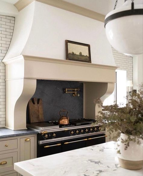 Hood With Corbels, Kitchen Dinning, Gorgeous Kitchens, Bespoke Kitchens, Counter Top, Kitchen Style, House Inspo, Dream Home Design, Dream Kitchen