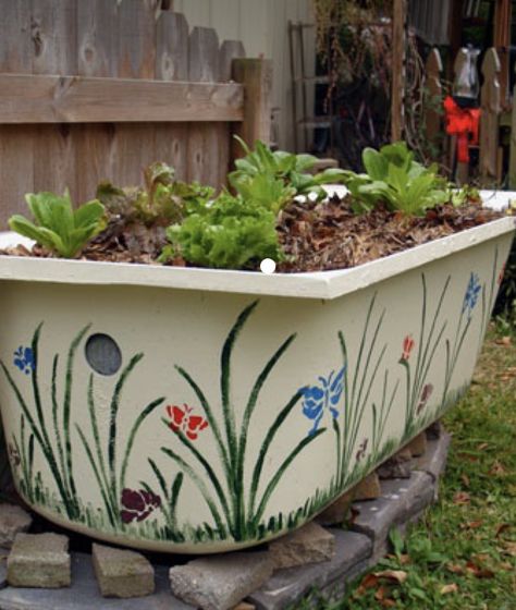 Garden Tub Decorating, Garden Bathtub, Bathtub Ideas, Outdoor Bathtub, Potted Plants Outdoor, Garden Tub, Garden Help, Garden Deco, Garden Yard Ideas