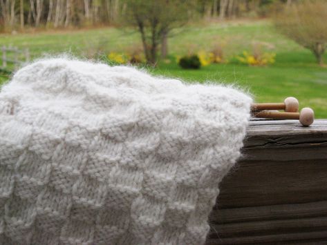 This easy basketweave scarf is a great project for learning to knit and purl on the same row, and it makes a super warm scarf in no time at all. Entrelac Knitting, Weave Scarf, Knitting Patterns Free Blanket, Mug Rug Patterns, Loom Knitting Patterns, Yarn Skein, Crochet Headband Pattern, Woven Scarves, Learn How To Knit