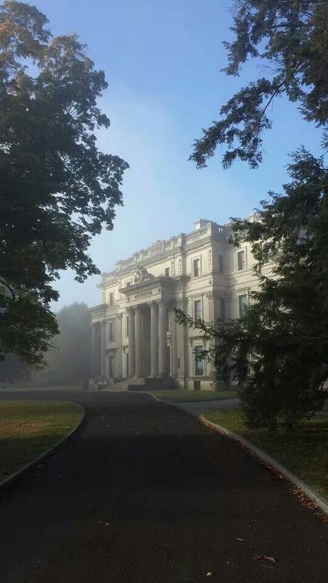 Old Money Mansion Interior Aesthetic, Mansions In France, Old Time Mansion, Old Hollywood Home Aesthetic, Old Style Mansion, Old Fashion Mansion, Old Money Mansion Exterior, Old Rich House, Vintage Mansion Exterior