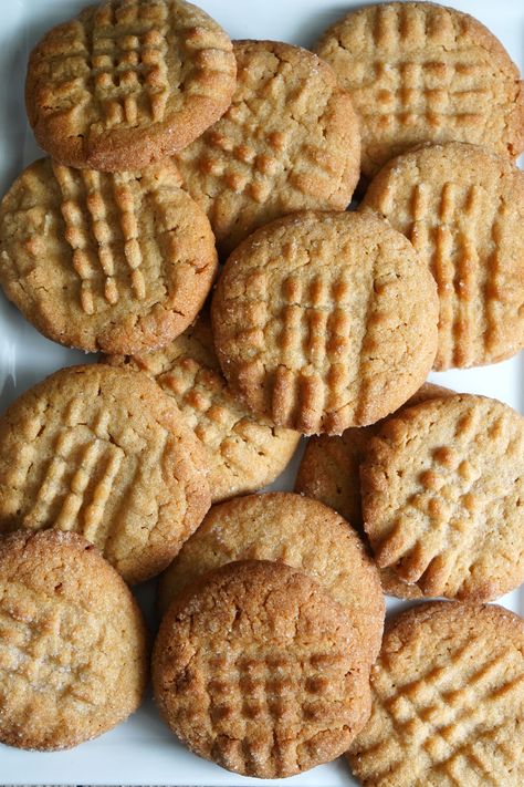 Soft peanut butter cookies made with pancake mix are so easy and tasty. This recipe is a kitchen time saver and the cookies are irresistible. Pancake Mix Cookie Recipe, Pancake Mix Cookies, Jif Peanut Butter, Peanut Butter Pancakes, Buttermilk Pancake Mix, Soft Peanut Butter Cookies, Pancake Mix Recipes, Easy Peanut Butter Cookies, Frozen Cookie Dough