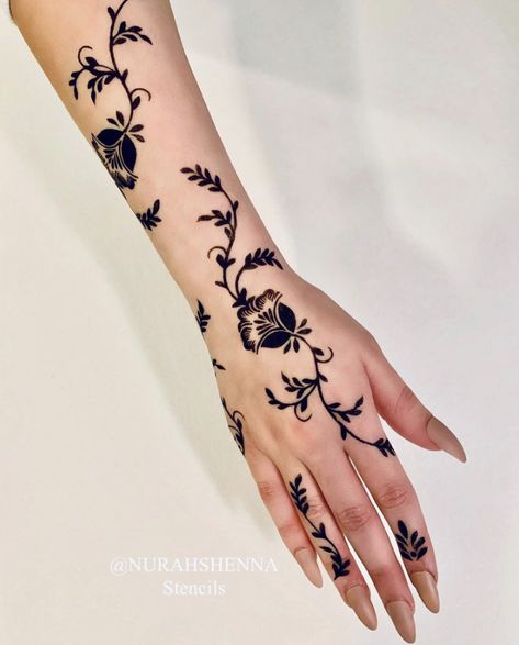 Black Henna Designs Arabic, Arab Henna, Back Hand Henna, New Henna Designs, Henne Tattoo, Henna Inspired Tattoos, Henna Stencils, Finger Tattoo For Women, Floral Henna Designs