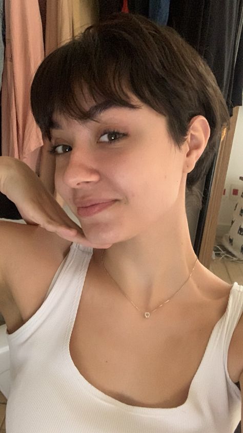 Straight Hair Pixie Haircut, Chubby Face Short Hair, Pixie Cut Back View, Feminine Short Hair Round Face, Pixie Cut Straight Hair, Emma Watson Short Hair, Feminine Short Hair, Modern Bob Haircut, Short Hair Ideas