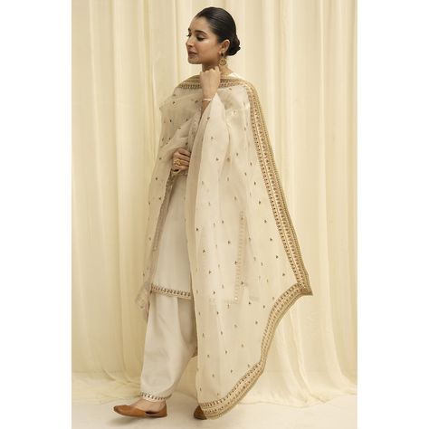 White Outfit Eid Dress Ideas, Gown Dress Party Wear, White Outfits For Women, Simple Frock Design, Desi Wedding Dresses, Desi Fashion Casual, Pakistani Fancy Dresses, Modest Dresses Casual, Fancy Dresses Long