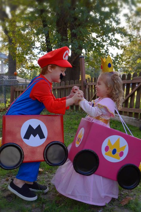 Princess Peach Go Kart, Princess Peach Customes, Princess Peach Box Car, Princess Peach Mario Kart Costume, Princess Peach Kart, Princess Peach Cardboard Car, Easy Diy Mario Character Costumes, Diy Mario Party Costume, Mario Pool Birthday Party