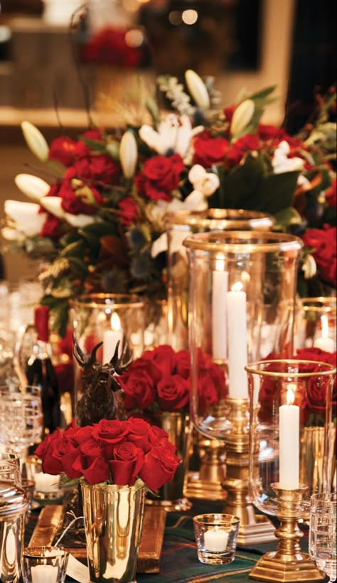 Christmas Table Settings Elegant Red, Christmas Table Settings Elegant, Red Tablescape, Ralph Lauren Christmas, Outdoor Christmas Party, Beautiful Settings, Xmas Table Decorations, Christmas Party Table, Greenery Centerpiece