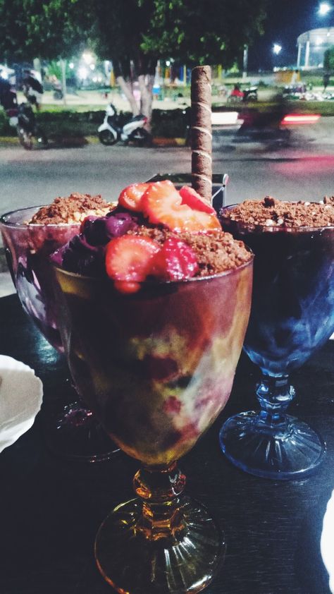 Nada melhor que comer açaí com amigos Acai Tumblr, 2025 Vibes, My Aesthetic, Alcoholic Drinks, Vision Board