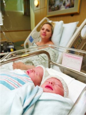 Twin pregnancy labor and delivery. If you're having twins and wondering what to expect for your twin birth, read through this informative guide. Twin Delivery, Twins Pictures, Twin Baby Photography, Newborn Hospital Pictures, Twin Pictures, Twin Photography, Twin Life, Hospital Pictures, Delivery Pictures