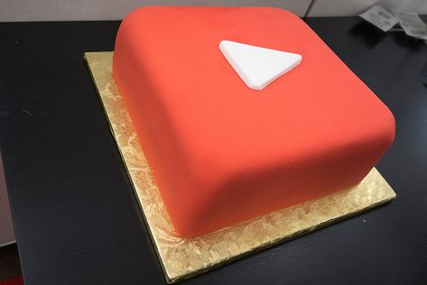 YouTube Play Button Cake at YouTube Space NY's Forever 21st St. Party | Flickr - Photo Sharing! Youtube Cake, Youtube Play Button, Youtube Theme, Youtube Birthday, Youtube Party, Button Cake, Funny Birthday Cakes, Play Button, Cake Youtube