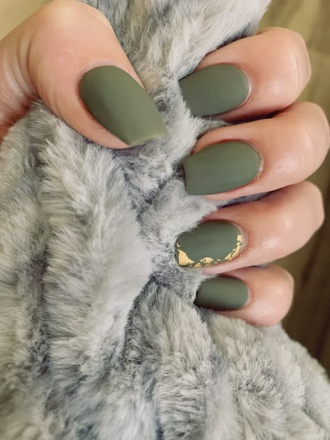 Green Nails Acrylic Matte, Green And Yellow Gel Nails, Matte Olive Green Nails With Gold, Autumn Nails Olive Green, Olive Green Matte Nails Design, Green And Gold Matte Nails, September Nails Green, Matte Green Fall Nails, Olive Green Wedding Nails