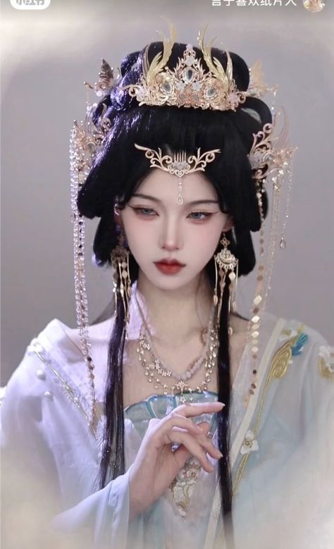 Chinese Drama Hairstyles, Asian Princess Aesthetic, Chinese Hanfu Hairstyle, Traditional Japanese Makeup, Haircuts Of 2023, Hanfu Makeup, Princess Korean, Chinese Hairstyles, Ancient Chinese Hairstyles