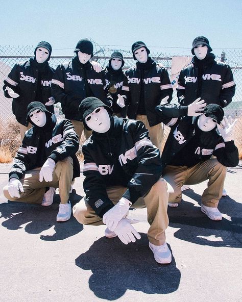 JABBAWOCKEEZ on Instagram: “OFFICIAL JABBAWOCKEEZ x @starterofficial COLLAB | LINK IN BIO‼️⁣ ⁣ @starterblackusa #lookforthestar⁣ ⁣ Designed by @shaunknow” Jabbawockeez Outfit, Jabbawockeez Wallpapers, Dance Wallpaper, Naruto Gaara, Black Halloween Dress, Hip Hop Dance Videos, Figure Poses, Dance Life, Break Dance