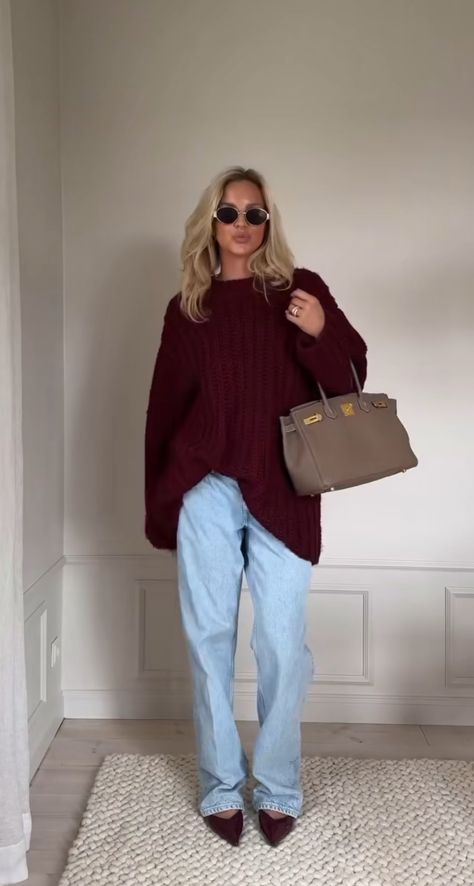 Jumper And Jeans Outfit, Burgundy Outfit Ideas, Burgundy Boots Outfit, Boots Outfit Fall, Fall Inspo Outfits, Burgundy Tights, Fits Fall, Jumper And Jeans, Maroon Outfit