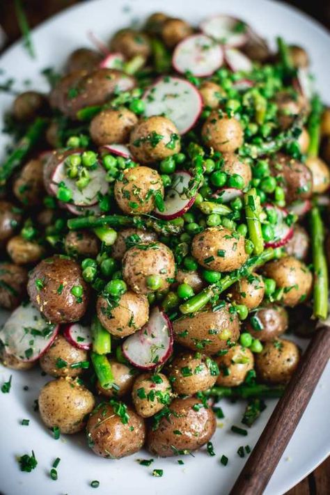 Vegan Easter Dinner Ideas, Spring Potato Salad, Seasonal Spring Recipes, Spring Bbq Food, Vegetarian Bbq Recipes, Vegan Dinner Party Recipes, Summer Vegan Dinner, Picnic Recipe Ideas, Spring Food Recipes