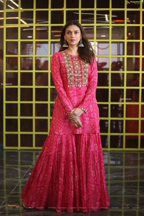 Chundri Dresses Ideas Indian, Chundri Dresses Kurti, Bandini Outfits, Chundri Dresses Ideas, Shaadi Lehnga, Chiffon Blouses Designs, Indian Kurti Designs, Aditi Rao, Mehendi Outfits