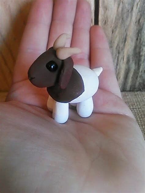 Goat Made Of Clay, Goat Cake Topper, Cute Animals To Make Out Of Clay, Animals From Clay, Goat Clay Sculpture, Easy Sculpey Clay Ideas, Mini Clay Ideas Animals, Polymer Clay Farm Animals, Polymer Clay Goat