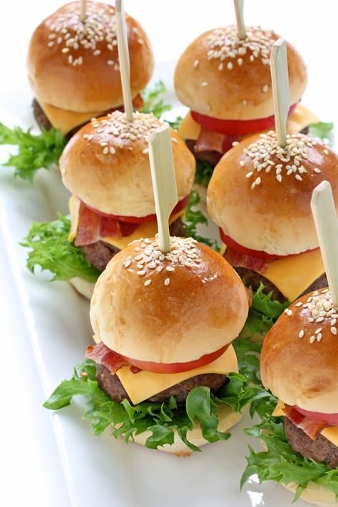 Halloween Party Appetizers Easy, Party Food Easy Appetizers, Mini Cheeseburger, Mini Hamburger, Halloween Appetizers Easy, Halloween Party Appetizers, Mini Hamburgers, Mini Burgers, Party Appetizers Easy