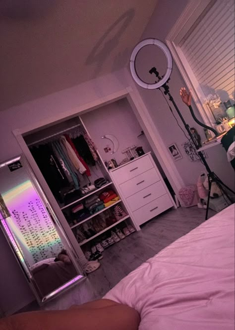 Room Floor Decor Ideas, Room Ideas For Small Rooms Simple, Aesthetic Room Baddie, Pink Room Inspo Baddie, Braiding Room Ideas, Y2k Bedroom Aesthetic Baddie, Baddie Room Decor, Baddie Room Ideas Aesthetic, Baddie Room Inspo Purple