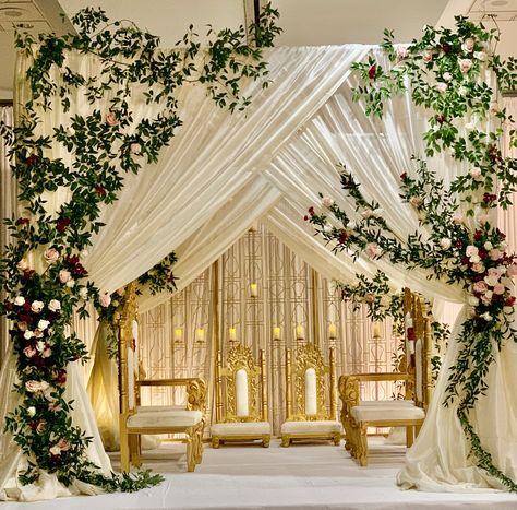 Simple yet elegant mandap setup with greens and simple florals Desi Wedding Backdrop, White And Green Mandap, Green Indian Wedding Decor, Simple Mandap Design, Simple Hindu Wedding, Simple Mandap Decor Indian, Green Mandap, Simple Mandap, Mandap Setup