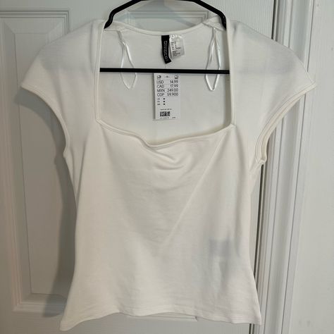 H&M Short Sleeve Top! Nwt And Never Worn! Size Medium! H&m Women Outfits, H M Aesthetic, H&m Tshirts, H M Outfits, H And M, Boo Basket, H&m Top, Clothing Pieces, Clothes Aesthetic