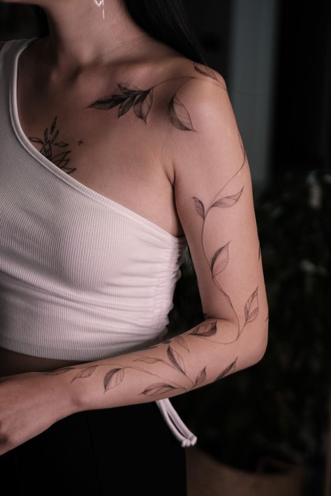 Wrap Around Arm Tattoo Vines, Leaf Tattoos Arm, Vine Arm Sleeve Tattoo, Vine Arm Tattoo, Fairy Sleeve Tattoo, Tattoo Brazo Mujer, Half Arm Sleeve Tattoo, Botanisches Tattoo, Arm Wrap Tattoo